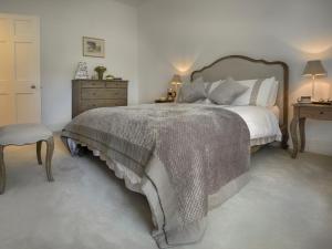 Spark Bridgeにある1 Bed in Spark Bridge LCC52のベッドルーム(大型ベッド1台、ドレッサー付)