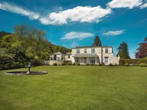 Spark Bridgeにある1 Bed in Spark Bridge LCC52の緑の芝生のある大白い家