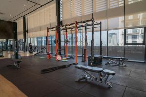 een fitnessruimte met diverse fitnessapparatuur in een gebouw bij Paxtonz Mana-Mana Suites Kuala Lumpur in Petaling Jaya