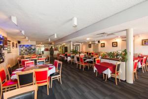 Un restaurant u otro lugar para comer en Coral Sands Motel