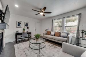 ein Wohnzimmer mit Sofa und Tisch in der Unterkunft 1BD Condo HWY161-183 DFW South Irving I65 in Sowers