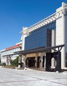 a large building with a lot of windows at Zhangjiagang Jiangnan Garden Hotel in Xiwujieqiao