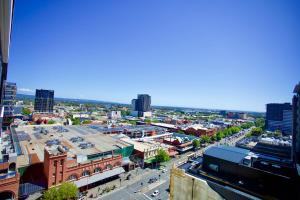 una vista aérea de una ciudad con tráfico en The Sirius in the central of CBD, en Adelaida
