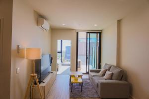 Una sala de estar con un sofá y un televisor de pantalla plana. en The Sirius in the central of CBD, en Adelaida 4 fotos más