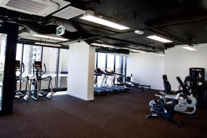 un gimnasio con varias cintas de correr y bicicletas estáticas en The Sirius in the central of CBD, en Adelaida