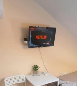 Μια τηλεόραση ή/και κέντρο ψυχαγωγίας στο Let's Go Party - Plovdiv Center