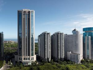 海口海口朗廷酒店的城市中的一组高楼
