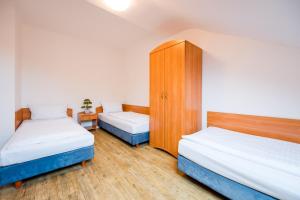 Habitación con 2 camas y armario en Hotel Admiral am Zoo, en Frankfurt 38 fotos más