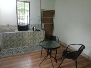 une table et deux chaises dans une pièce dans l'établissement Future house, à Ban Yang Pa Kha 8 autres photos
