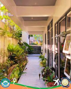 einen Flur eines Gebäudes mit Pflanzen und Treppen in der Unterkunft Casita de Gloria in Legazpi