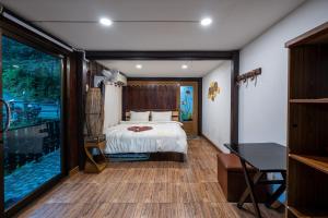 Postel nebo postele na pokoji v ubytování Maya guest house@coffee