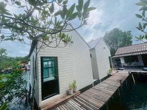 Budova, kde se prázdninový dům nachází + 23 fotografií