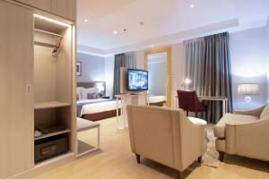 廈門市にあるPark Hotelのベッドとテレビがあるホテルの部屋