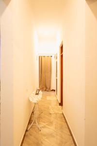 een hal met een stoel in een kamer bij FREEDOM homes in Arusha