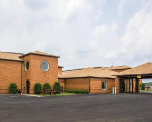 een bakstenen gebouw met een parkeerplaats ervoor bij Quality Inn Clarion in Clarion