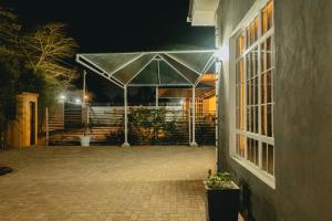 een paviljoen met een tent 's nachts bij FREEDOM homes in Arusha