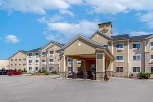 een weergave van een hotel met een parkeerplaats bij Comfort Suites Johnson Creek Conference Center in Johnson Creek