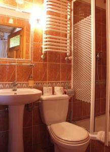 La salle de bains est pourvue de toilettes et d'un lavabo. dans l'établissement Gospoda Kruszyna, à Kruszyn