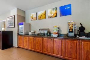 een keuken met een aanrecht met aperitief bij Comfort Suites Johnson Creek Conference Center in Johnson Creek