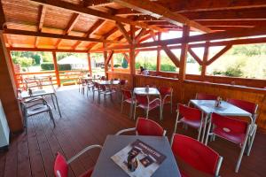 een restaurant met tafels en stoelen op een terras bij Penzion u Kukačků in Horní Planá