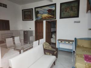 Posezení v ubytování Hotel O near Alun Alun formerly Embun Pagi Hotel & Villa Resort