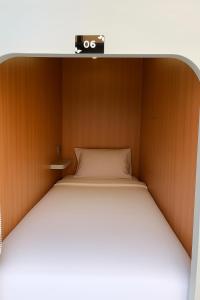 Ένα ή περισσότερα κρεβάτια σε δωμάτιο στο Ketje Capsule Bandara Raden Inten II