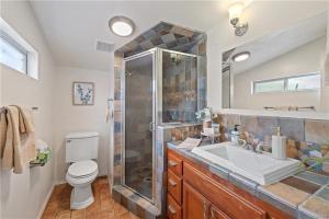 Phòng tắm tại 4 bedrooms