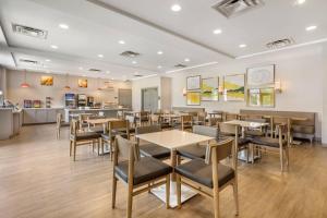 Un restaurante con mesas y sillas y un mostrador. en Comfort Inn & Suites Dover, en Dover