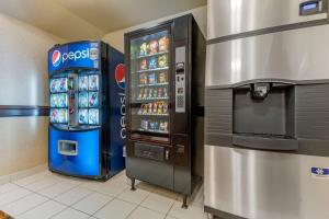 Una máquina de refrescos en una tienda al lado de un refrigerador. en Comfort Inn & Suites Dover, en Dover