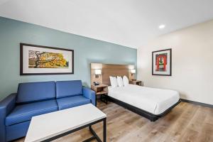 Postel nebo postele na pokoji v ubytování MainStay Suites Raleigh North + 41 fotografií