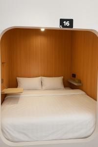 Ένα ή περισσότερα κρεβάτια σε δωμάτιο στο Ketje Capsule Bandara Raden Inten II