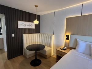 Ένα ή περισσότερα κρεβάτια σε δωμάτιο στο MainStay Suites Victorville - Hesperia