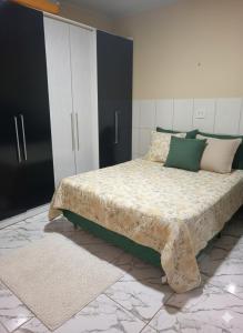 een slaapkamer met een groot bed en een kast bij Casa da família Neri - 130 in Belém +18 foto's