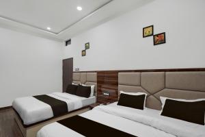 バラナシにあるSuper Collection O Banaras Railway Junction Formerly Varanasi Suitesの部屋にベッドが2つあるホテルの部屋