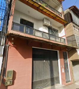 een gebouw met een balkon en een parkeermeter bij Casa da família Neri - 130 in Belém