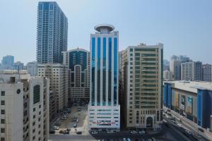 vistas a una ciudad con edificios altos en Royal Grand Suite Hotel, en Sharjah