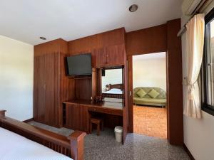 TV a/nebo společenská místnost v ubytování Rommaiplaitawan Resort ร่มไม้ปลายตะวัน รีสอร์ท