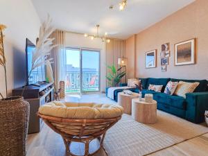 Гостиная зона в Chic Yas Stay, F1, Ferrari, Sea World Yas Island