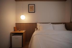 Ένα ή περισσότερα κρεβάτια σε δωμάτιο στο stay105행궁