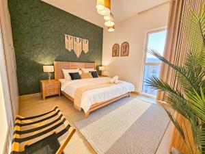 Кровать или кровати в номере Chic Yas Stay, F1, Ferrari, Sea World Yas Island +60 фотографий