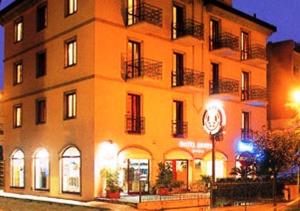 ein großes Gebäude mit einem Schild davor in der Unterkunft Hotel Regent in San Benedetto del Tronto