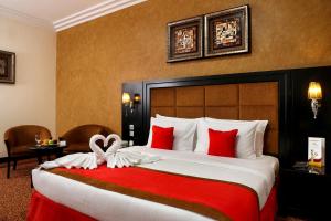 Кровать или кровати в номере Royal Grand Suite Hotel