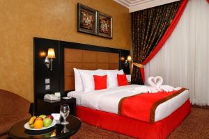 Кровать или кровати в номере Royal Grand Suite Hotel