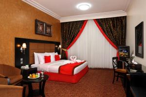 Кровать или кровати в номере Royal Grand Suite Hotel