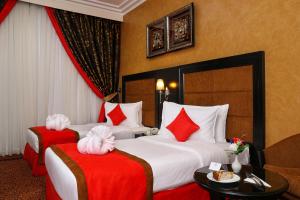 Кровать или кровати в номере Royal Grand Suite Hotel