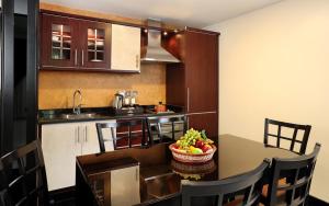 Кухня или мини-кухня в Royal Grand Suite Hotel
