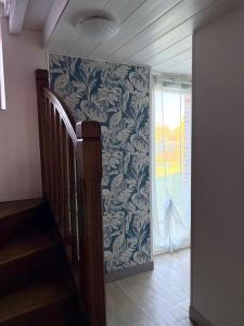 Maison pittoresque et cozy في Bonnat: ممر به حائط وورق جدران أبيض وأزرق +10 صور