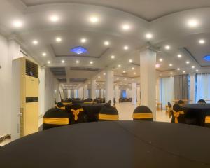 Habitación grande con mesa grande y sillas. en Meshendra Garden Hotel by Fairway Hotels, en Katunayake