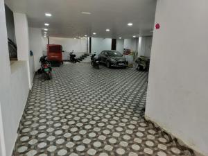 uma garagem com um carro e motocicletas estacionados nela em Hotel Vista Haven em Patna