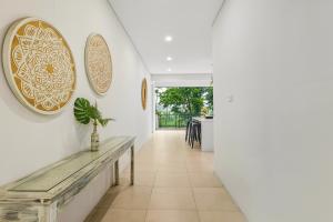 un couloir avec deux assiettes au mur et une table dans l'établissement JK Bhavana Villas, à Ngemplak 73 autres photos